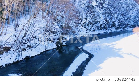 季節の色を運ぶ川 136824445