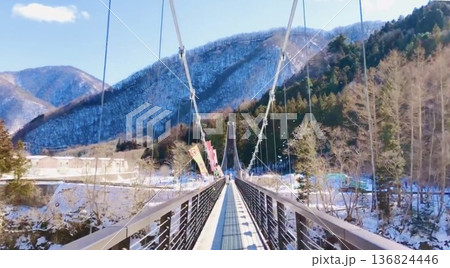 澄んだ空の下 吊り橋の先で 季節の物語は続く 澄んだ空の下 吊り橋の先で 季節の物語は続く 136824446