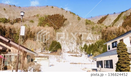 白き山あいと同じ白の時を重ねて 136824452