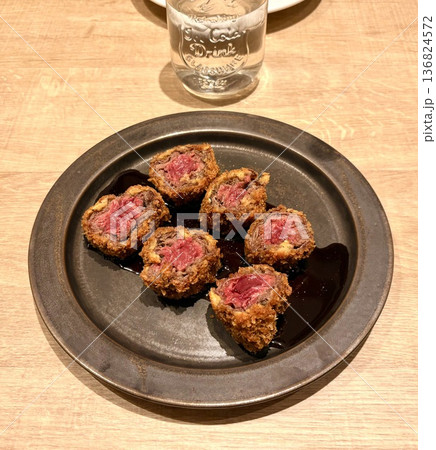 夜空に照らされた一皿にて サクッとジュワッと 響き渡る正義の声 136824572