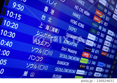 空港イメージ、空港の発着案内板 136824631