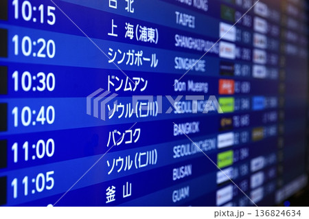 空港イメージ、空港の発着案内板 136824634