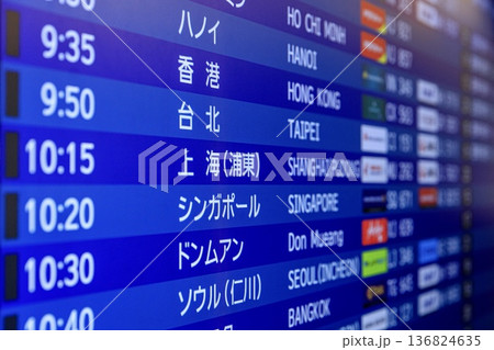 空港イメージ、空港の発着案内板 136824635