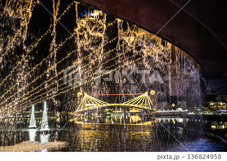 降り積もる雪でより美しさを増す富山市富岩運河環水公園の噴水広場のライトアップ 136824958