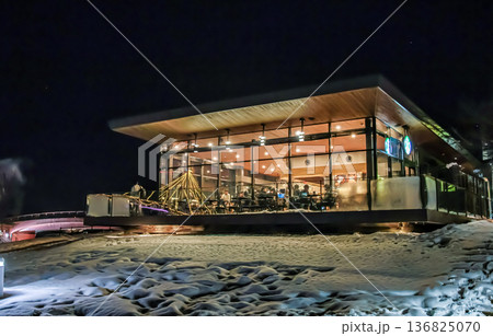 世界一美しいカフェがある真冬の夜の風景 世界一美しいカフェがある真冬の夜の風景 136825070