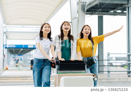 空港でカートを使ってキャリーケースを運ぶ女性3人組 「撮影協力:関西国際空港(KIX)」 空港でカートを使ってキャリーケースを運ぶ女性3人組 「撮影協力:関西国際空港(KIX)」 136825228