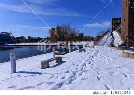 富山市の富岩運河環水公園の天門橋と園内の積雪の風景 富山市の富岩運河環水公園の天門橋と園内の積雪の風景 136825248
