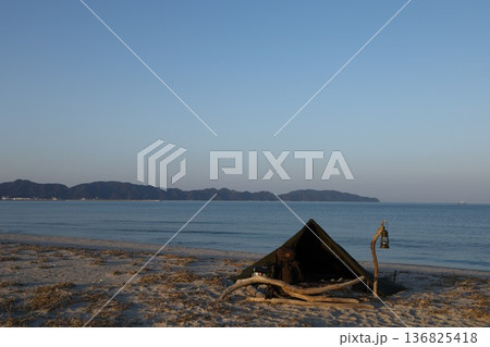 美しい砂浜海岸で野営キャンプ 136825418