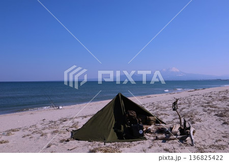 美しい砂浜海岸で野営キャンプ 136825422