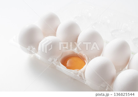 生卵の黄身 136825544