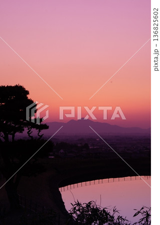 崇神陵夕景 崇神陵夕景 136825602