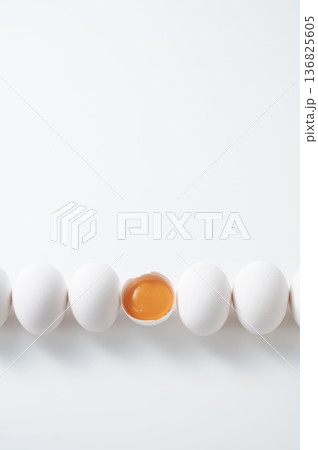 生卵の黄身 136825605