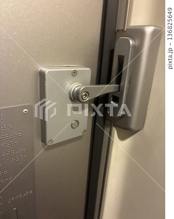 新幹線のトイレのドアロック 新幹線のトイレのドアロック 136825649