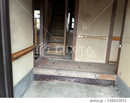 解体待ちの家屋の玄関 解体待ちの家屋の玄関 136825651