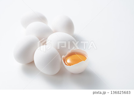 生卵の黄身 136825683