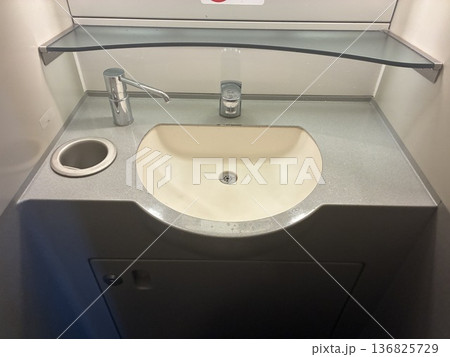 新幹線のトイレの洗面台 136825729