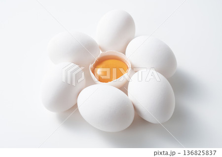 生卵の黄身 136825837