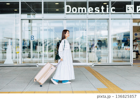 空港を歩く旅行者(女性) 「撮影協力:関西国際空港(KIX)」 空港を歩く旅行者(女性) 「撮影協力:関西国際空港(KIX)」 136825857