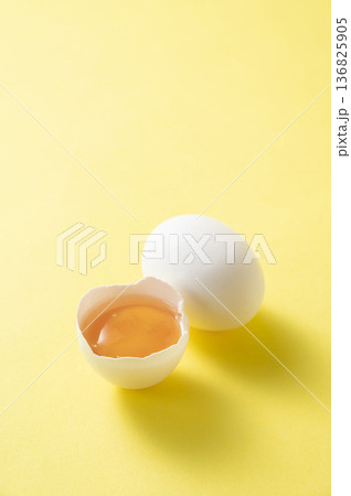 生卵の黄身 136825905