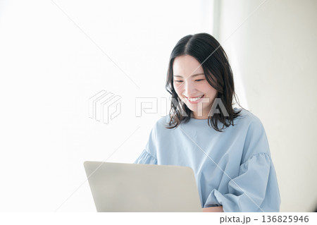 明るい部屋でパソコンで仕事や検索、調べるお洒落な女性 資格や勉強などのスキルアップ 明るい部屋でパソコンで仕事や検索、調べるお洒落な女性 資格や勉強などのスキルアップ 136825946