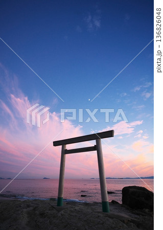 秋の知多半島 夕焼けに染まる空を背景に建つつぶてヶ浦の鳥居 秋の知多半島 夕焼けに染まる空を背景に建つつぶてヶ浦の鳥居 136826048