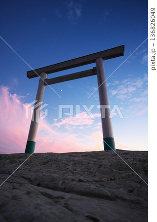 秋の知多半島 夕焼けに染まる空を背景に建つつぶてヶ浦の鳥居 秋の知多半島 夕焼けに染まる空を背景に建つつぶてヶ浦の鳥居 136826049