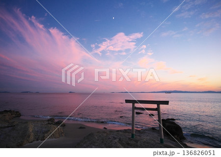 秋の知多半島　夕焼けに染まる空を背景に建つつぶてヶ浦の鳥居 136826051