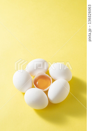生卵の黄身 136826063