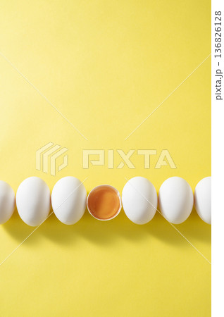 生卵の黄身 136826128