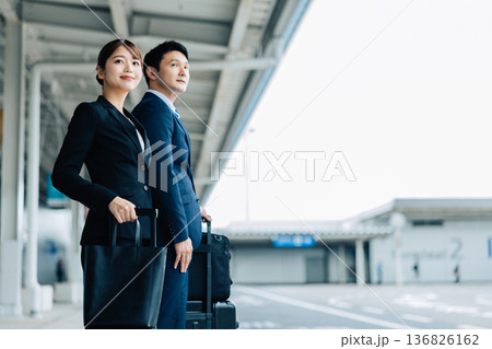 空港でタクシーを待つ男性と女性 「撮影協力:関西国際空港(KIX)」 空港でタクシーを待つ男性と女性 「撮影協力:関西国際空港(KIX)」 136826162