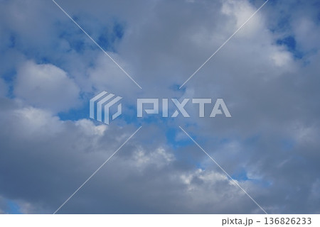 雲のある青空 136826233