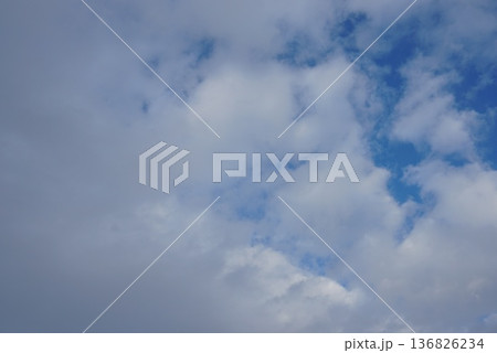 雲の空き間を抜けると向こうは青空 136826234