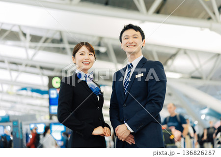 空港のグランドスタッフ　男性と女性　「撮影協力：関西国際空港（KIX）」 136826287