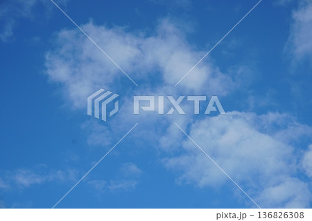 青空と白い雲 136826308