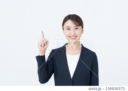 若いビジネスウーマン 若いビジネスウーマン 136826373