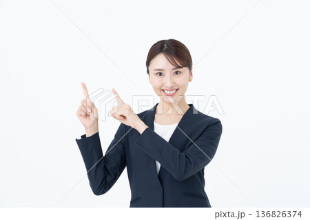 若いビジネスウーマン 若いビジネスウーマン 136826374
