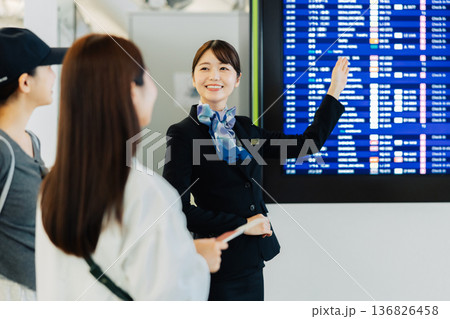 旅行者に案内をする空港の女性グランドスタッフ　「撮影協力：関西国際空港（KIX）」 136826458