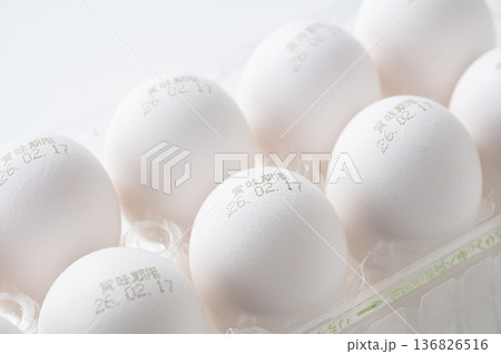 賞味期限が印字された白い生卵 136826516