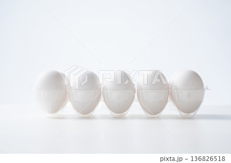 白い生卵 136826518