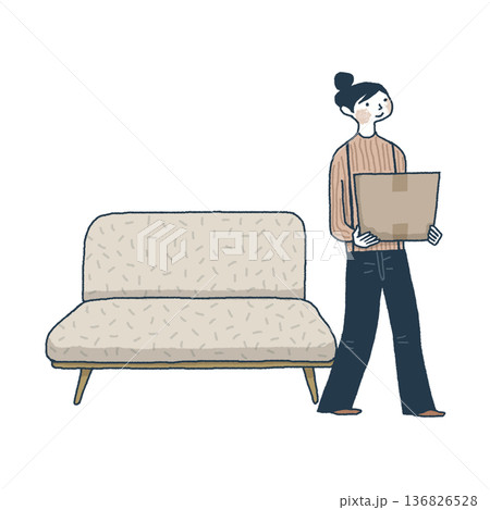段ボールを片付けようとリビングソファの横を歩く女性 136826528
