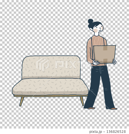 段ボールを片付けようとリビングソファの横を歩く女性 136826528