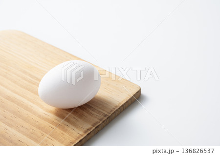 白い生卵 136826537