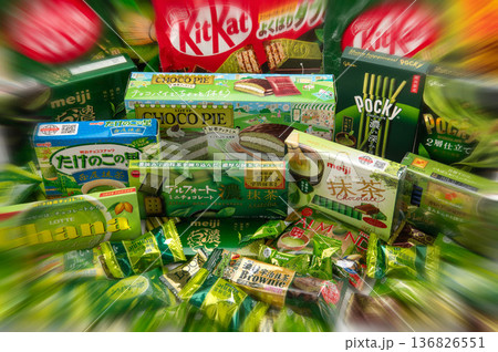 抹茶入りチョコレートの集合 抹茶入りチョコレートの集合 136826551
