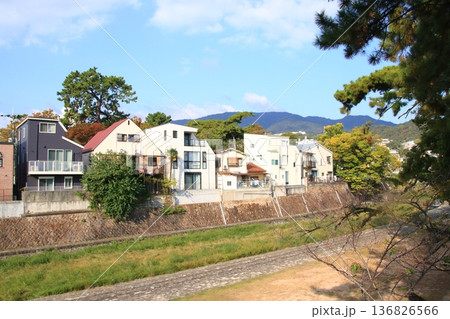 夙川(兵庫県西宮市)沿いに建つ住宅(横長) 136826566