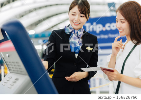セルフチェックインの案内をする空港の女性グランドスタッフ 「撮影協力:関西国際空港(KIX)」 セルフチェックインの案内をする空港の女性グランドスタッフ 「撮影協力:関西国際空港(KIX)」 136826760
