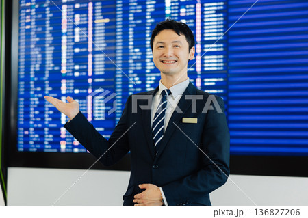 案内をする空港の男性グランドスタッフ　「撮影協力：関西国際空港（KIX）」 136827206