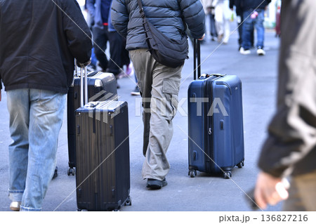 日本の東京都市景観インバウンド続く…スーツケース… 外国人観光客らで賑わう渋谷駅前 136827216