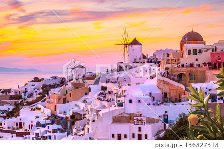 Sunset in the Oia village, Santorini, Greece. 136827318