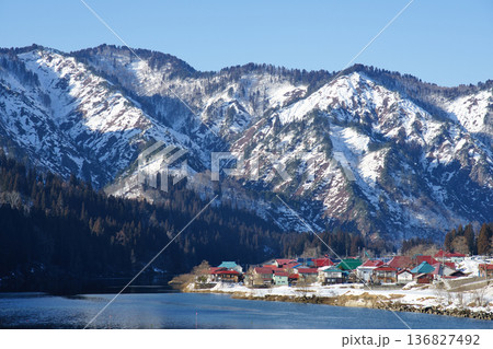 雪化粧した山々と只見川沿いに佇む福島県の大志集落 136827492