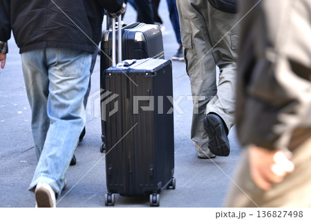 日本の東京都市景観インバウンド続く…スーツケース… 外国人観光客らで賑わう渋谷駅前 136827498